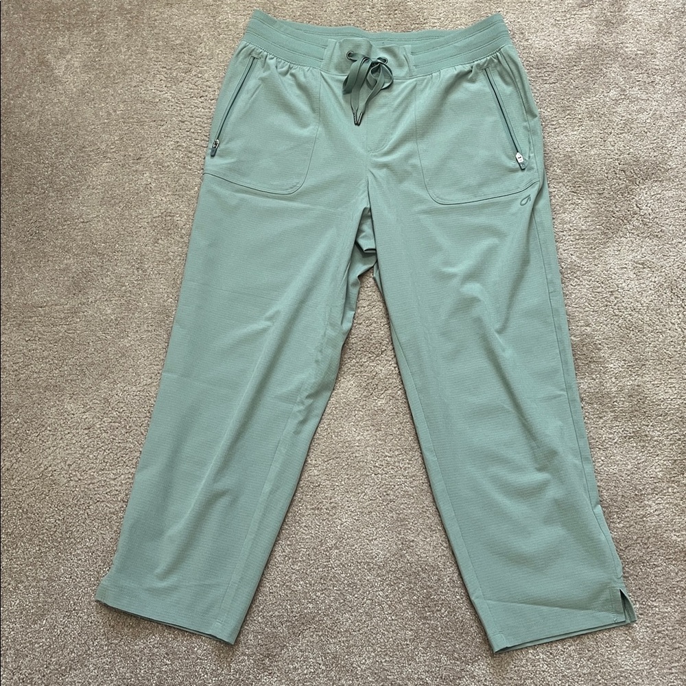 Gap Fit Sage green Athleisure workout Golf capri Lightweight Summer Size Small